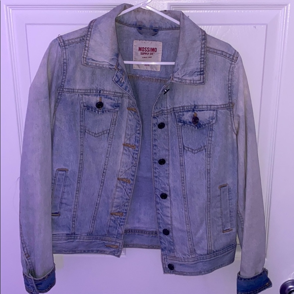 Women’s light washed denim jacket